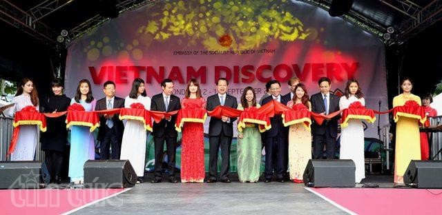Deputi PM Vu Van Ninh menggunting pita meresmikan Festival menemukan Vietnam tahun 2015 di Inggris - ảnh 1