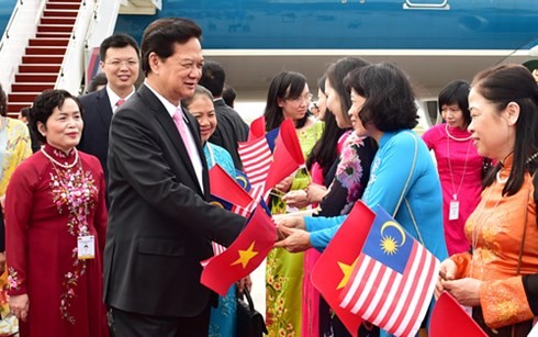 PM Nguyen Tan Dung tiba di Malaysia untuk menghadiri KTT ASEAN-27 - ảnh 1