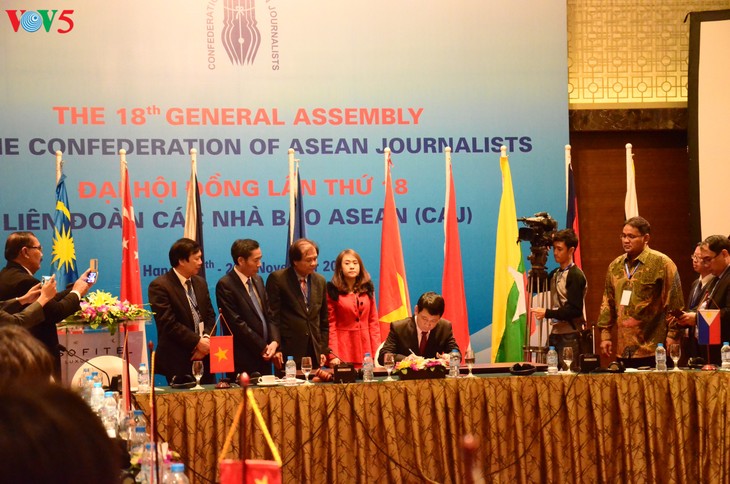 Pembukaan sidang ke-18 Majelis Umum Konfederasi Wartawan ASEAN - ảnh 14