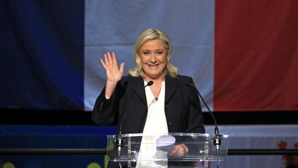 Gelanggang politik Perancis terpecah belah karena kemenangan partai sayap kanan - ảnh 1