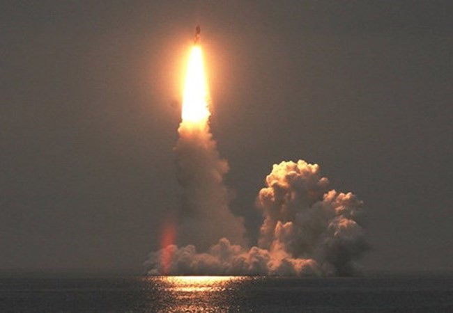 Rusia untuk pertama kalinya meluncurkan rudal dari kapal selam terhadap IS - ảnh 1