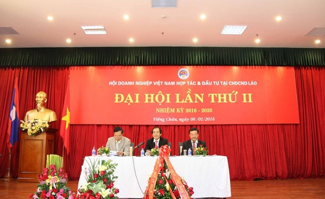 Deputi  PM Laos, Somsavad Lengsavath menilai tinggi sumbangan badan-badan usaha Vietnam kepada perekonomian Laos - ảnh 1