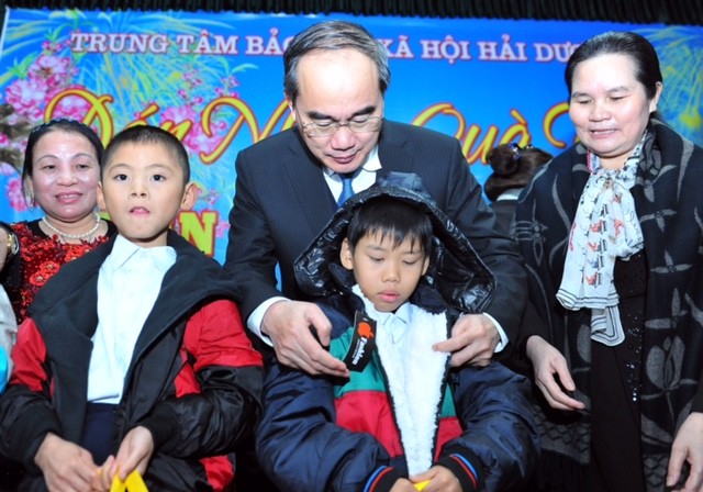Front Tanah Air Vietnam memberikan bingkisan kepada keluarga miskin di daerah-daerah sehubungan dengan Tahun Baru - ảnh 1