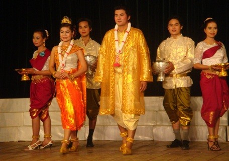 Busana tradisional etnis minoritas Khmer - ảnh 4