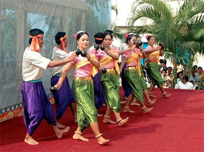 Busana tradisional etnis minoritas Khmer - ảnh 8