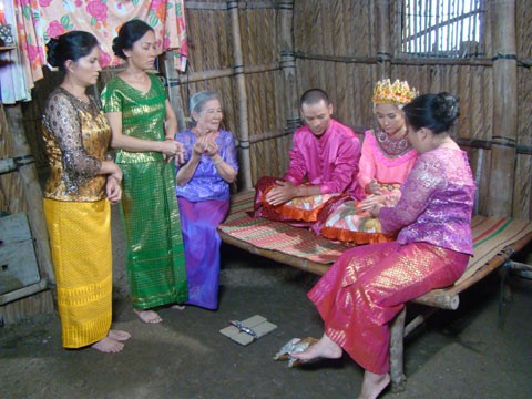 Busana tradisional etnis minoritas Khmer - ảnh 6
