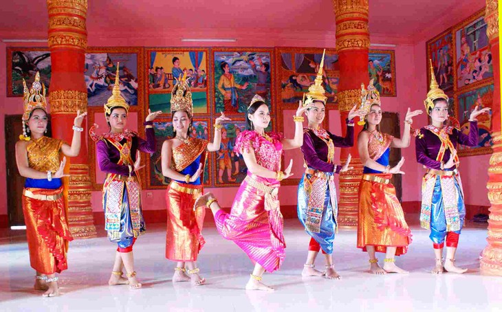 Busana tradisional etnis minoritas Khmer - ảnh 1
