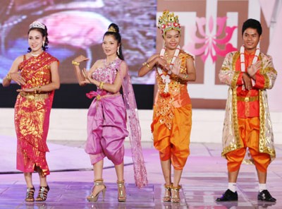 Busana tradisional etnis minoritas Khmer - ảnh 3