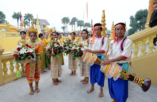 Busana tradisional etnis minoritas Khmer - ảnh 7