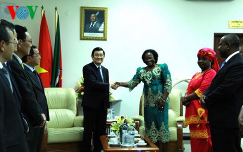Presiden Truong Tan Sang melakukan pertemuan dengan Ketua Parlemen Mozambik - ảnh 1