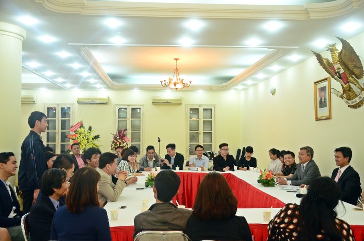 KBRI di Hanoi mengadakan pertemuan dengan para alumni Vietnam - ảnh 1