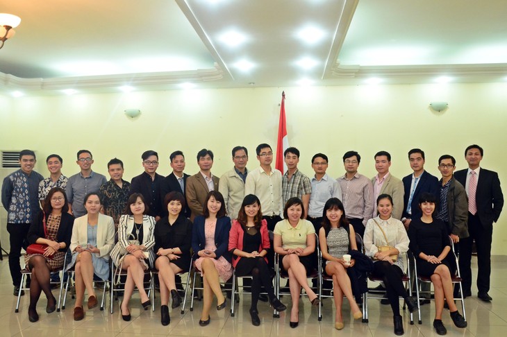 KBRI di Hanoi mengadakan pertemuan dengan para alumni Vietnam - ảnh 7