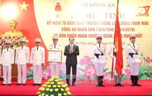 Presiden Vietnam, Tran Dai Quang menghadiri upacara peringatan ultah ke-70  berdirinya Pasukan Masukan Polisi Rakyat - ảnh 1