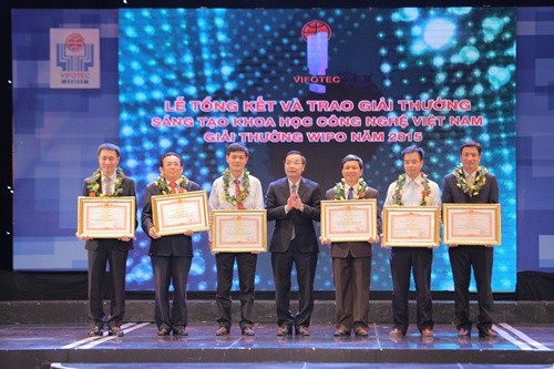 Menyampaikan Hadiah Kreativitas  sains teknologi Vietnam tahun 2015 - ảnh 1
