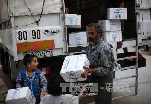 Iringan mobil bantuan PBB tiba di peluaran ibukota Suriah - ảnh 1