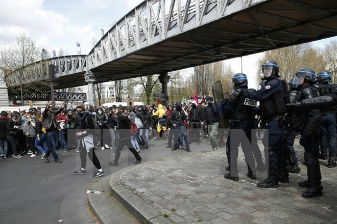 Perancis masih tegang karena demonstrasi kekerasan - ảnh 1