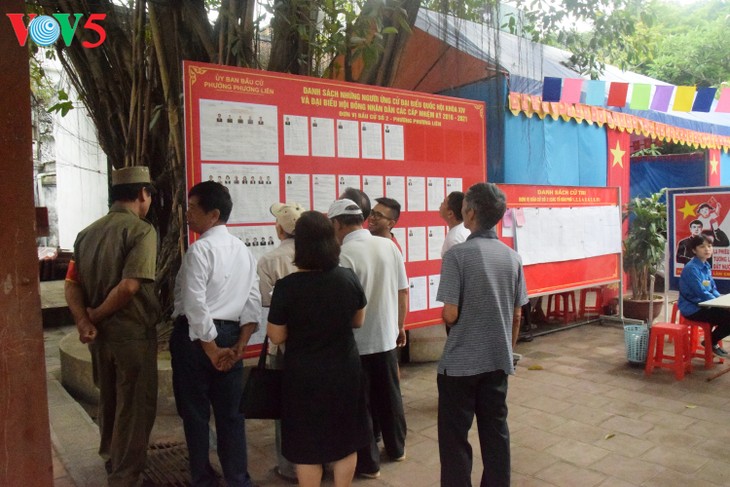 Suasana pemilu yang bergelora di kecamatan Phuong Lien, distrik  Dong Da, Ibukota Hanoi. - ảnh 2