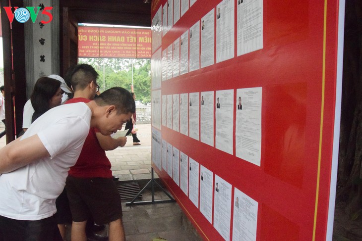 Suasana pemilu yang bergelora di kecamatan Phuong Lien, distrik  Dong Da, Ibukota Hanoi. - ảnh 3
