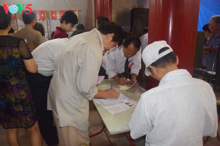 Suasana pemilu yang bergelora di kecamatan Phuong Lien, distrik  Dong Da, Ibukota Hanoi. - ảnh 7