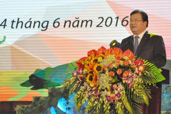 Deputi PM Trinh Dinh Dung menghadadiri upacara pencanangan “Bulan aksi demi lingkungan hidup” di propinsi Lao Cai - ảnh 1