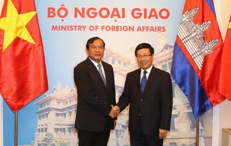PM Nguyen Xuan Phuc menerima Menteri Luar Negeri dan Kerjasama Internasional Kamboja, Prak Sokhonn - ảnh 1
