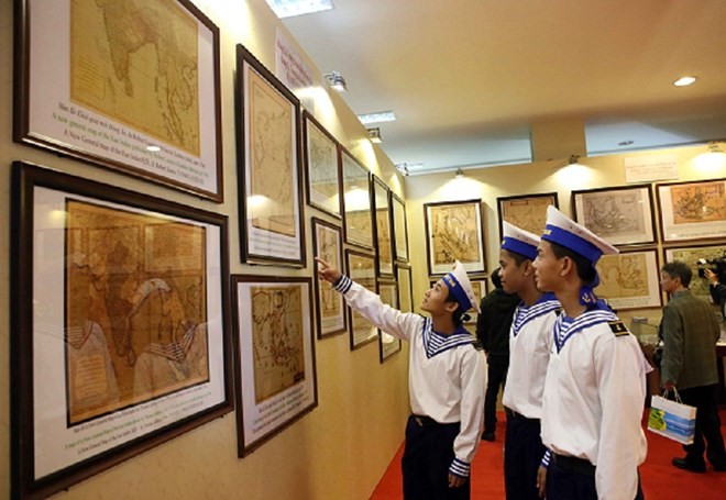 Pameran peta dan dokumen tentang kedaulatan Hoang Sa dan Truong Sa wilayah Vietnam di propinsi Phu Yen - ảnh 1