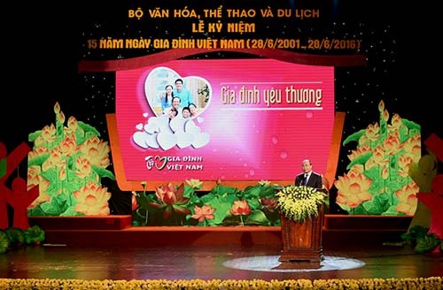PM Nguyen Xuan Phuc menghadiri upacara peringatan ultah ke-15 Hari Keluarga Vietnam - ảnh 1