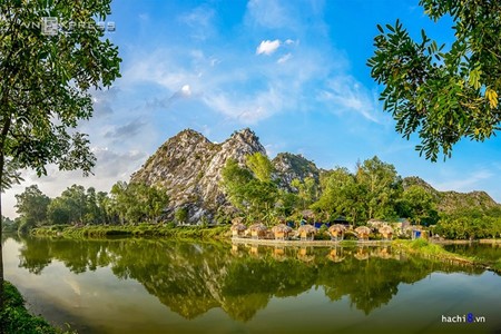 Musim panenan padi  kuning di kaki gunung Tram di peluaran ibukota Hanoi - ảnh 1
