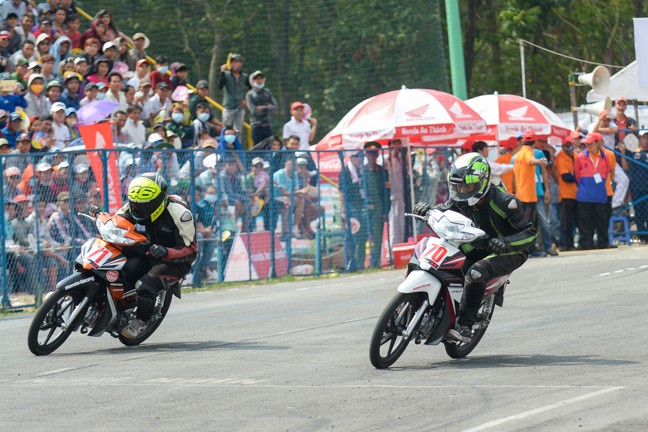 Lomba balap sepeda motor di Vietnam. - ảnh 1