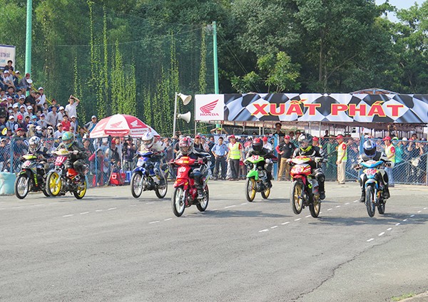 Memperkenalkan sepintas lintas tentang lomba balap sepeda motor di Vietnam. - ảnh 1