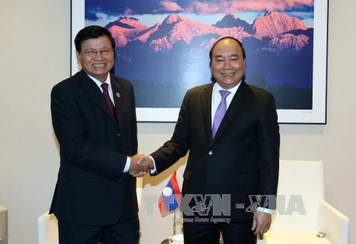 PM Nguyen Xuan Phuc melakukan pertemuan dengan PM Laos Thongloun Sisoulith - ảnh 1