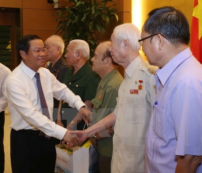 Wakil Ketua MN Do Ba Ty menerima Rombongan mantan Pemuda Pembidas berbagai generasi - ảnh 1