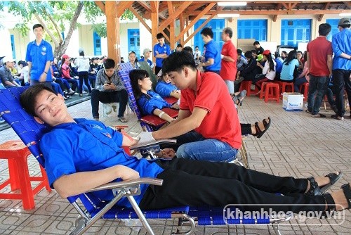 Lebih dari 2000 orang yang ikut pada Pesta menyumbangkan darah di kota Nha Trang - ảnh 1