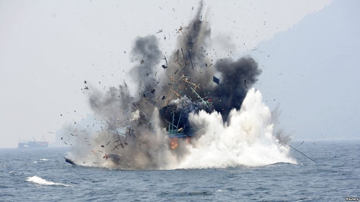 Indonesia menenggelamkan banyak kapal ikan asing yang menangkap ikan secara ilegal - ảnh 1