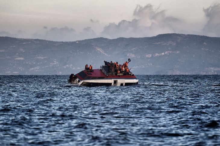  Kira-kira 10.600 migran berhasil diselamatkan di Laut Tengah dalam waktu 3 hari - ảnh 1