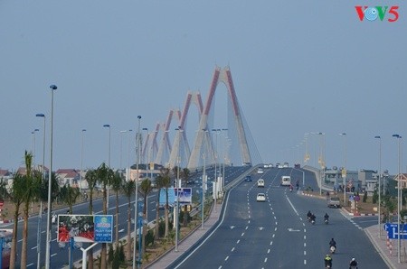 Kota Hanoi dan penggalan-penggalan jembatan  yang menyambungkan waktu - ảnh 2