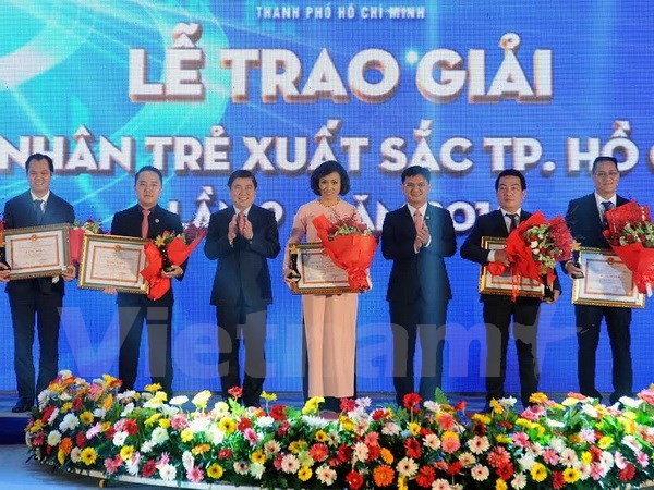 Kota Ho Chi Minh menyampaikan penghargaan kepada 10 wirausaha muda yang terkemuka kali ke-9 - ảnh 1