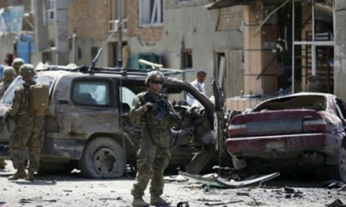 Melakukan serangan bom mobil bunuh diri berdarah-darah di Afghanistan - ảnh 1