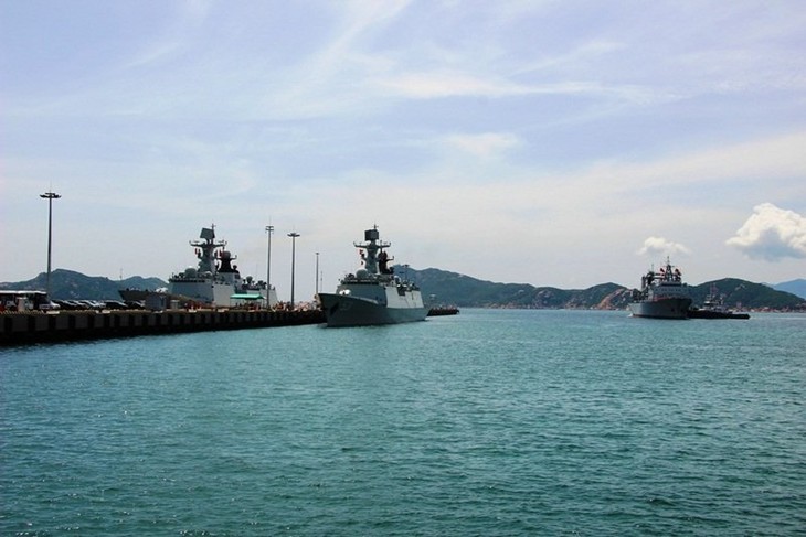 Tiga kapal Angkatan Laut Tiongkok mengunjungi pelabuhan internasional Cam Ranh, Khanh Hoa - ảnh 1