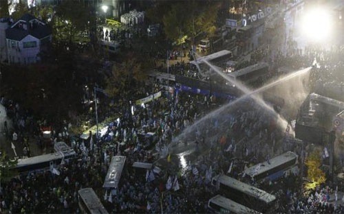 Republik Korea menggelarkan ribuan polisi menjelang demonstrasi yang menuntut Presiden lengser - ảnh 1