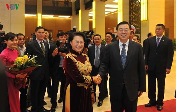 Ketua MN Nguyen Thi Kim Ngan melakukan pembicaraan dengan Ketua  KRN Tiongkok, Zhang Dejiang  - ảnh 1