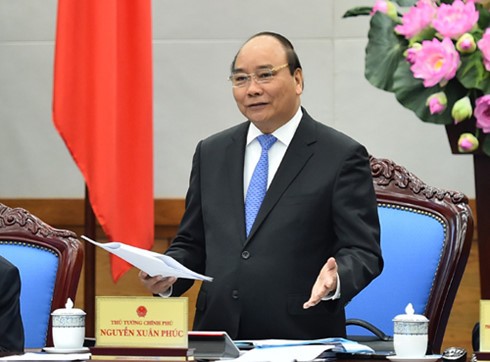 PM Nguyen Xuan Phuc meminta kepada Bank Negara Vietnam supaya terus menstabilkan mata uang Vietnam - ảnh 1