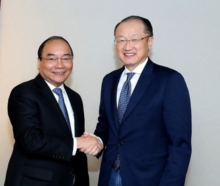 PM Vietnam, Nguyen Xuan Phuc menerima pimpinan berbagai organisasi keuangan dan badan usaha internasional - ảnh 1