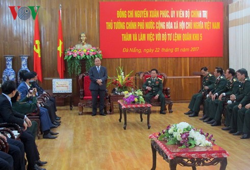 PM Nguyen Xuan Phuc melakukan kunjungan kerja di Markas Komando Daerah Militer V - ảnh 1