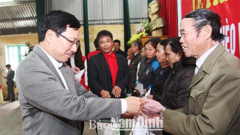Deputi PM Pham Binh Minh mengunjungi dan memberikan bingkisan Hari Raya Tet kepada rakyat miskin - ảnh 1