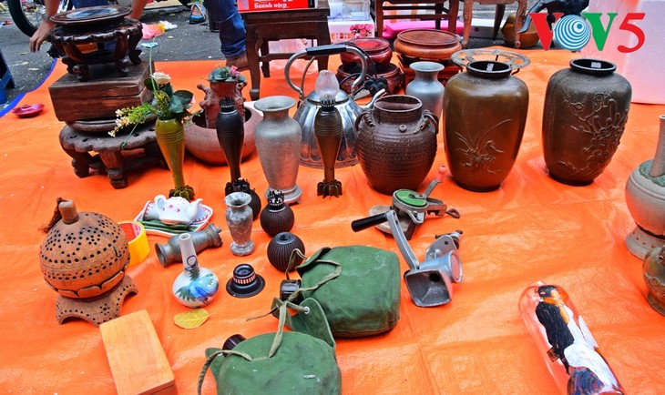 Pasaran barang antik Hang Luoc di jantungnya dari ibukota Hanoi - ảnh 4