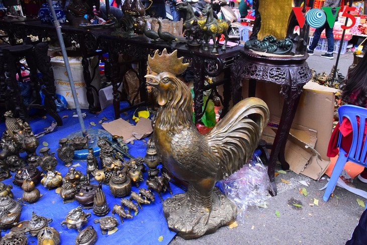 Pasaran barang antik Hang Luoc di jantungnya dari ibukota Hanoi - ảnh 6