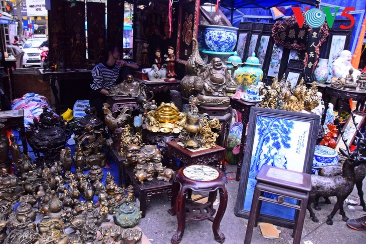 Pasaran barang antik Hang Luoc di jantungnya dari ibukota Hanoi - ảnh 13
