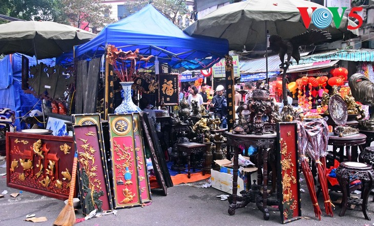 Pasaran barang antik Hang Luoc di jantungnya dari ibukota Hanoi - ảnh 2