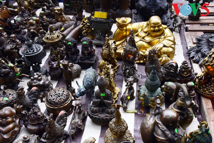 Pasaran barang antik Hang Luoc di jantungnya dari ibukota Hanoi - ảnh 3